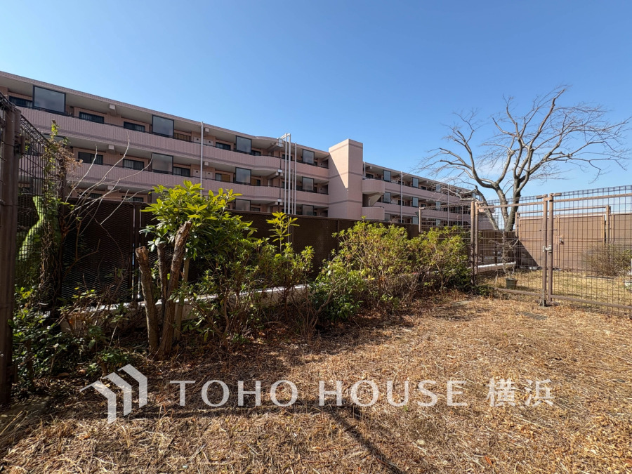 戸建て感覚のプライベート感が魅力の専用庭付き！ガーデニングを楽しんだり、テーブルと椅子を出して、アウトドアリビングとして家族の時間を過ごしたり、楽しみが広がります。