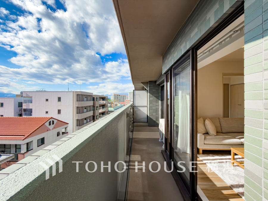 暮らしの中で光と風を演出してくれるバルコニー、見事なまでの開放的な空間を演出しながら、プライベート性も確保された空間は我が家の自慢です。