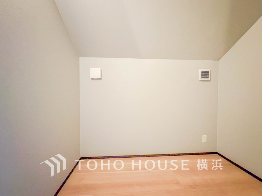 納戸として、または書斎やスタディスペースにもお使い頂けそうなスペース。落ち着きを感じられる空間は、ライフスタイルに合わせて自由に使える魅力的な空間です。