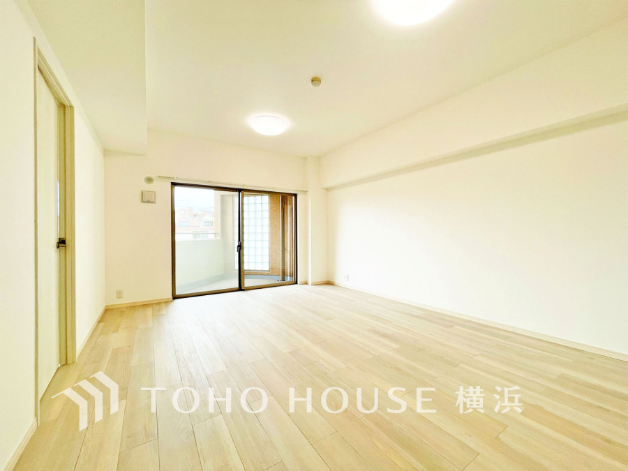 豊かな光が照らすこの場所は、たわいもない会話を楽しみ、ゆったりとした時間を過ごす場所。家族の日常が刻まれる大切な空間です。