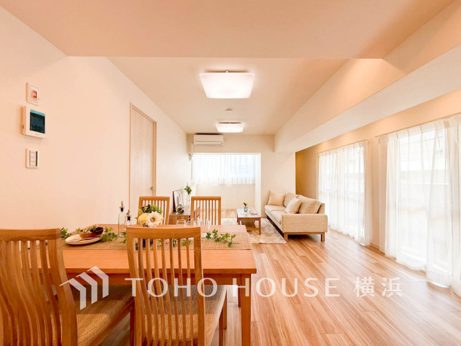 家族みんなが爽やかに健やかに過ごせるように、溢れる光をたっぷり取り込んだリビングダイニング。集いの場、憩いの場としての快適性を求めたやすらぎの空間です。