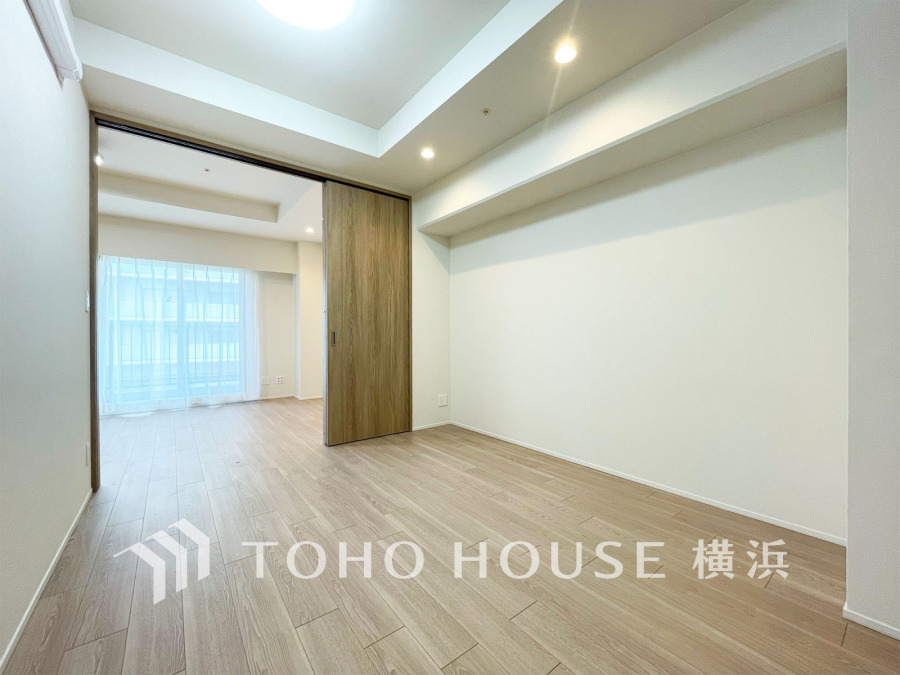 ゆったり7.4帖の洋室は、引き戸を開け放してLDK空間を共有しながら開放的に使うこともできます。
