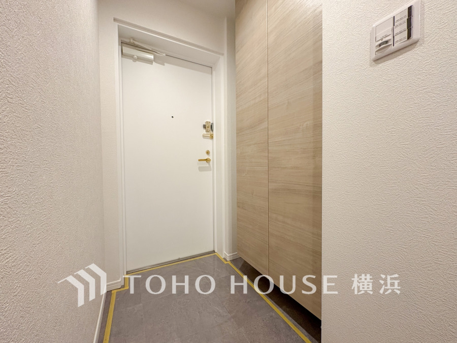 トールサイズのシューズボックスを設置した玄関スペース。
