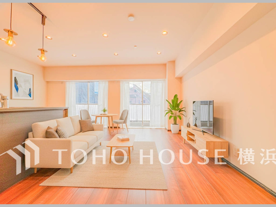 ここにはみんなが集い、食事と楽しい会話が始まる。話に夢中になりすぎて、ついつい時を忘れてしまう。そんな束の間の幸せを感じさせてくれる場所。（家具はAI加工です）