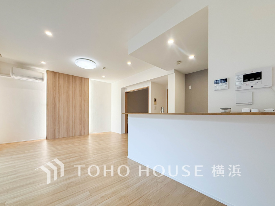 光と風が溢れる開放的なLDKには、自然と家族みんなが集まってきます。明るく穏やかな空気が流れるこの場所は、豊かな寛ぎと笑顔の団欒をいつも優しく守ってくれることでしょう。