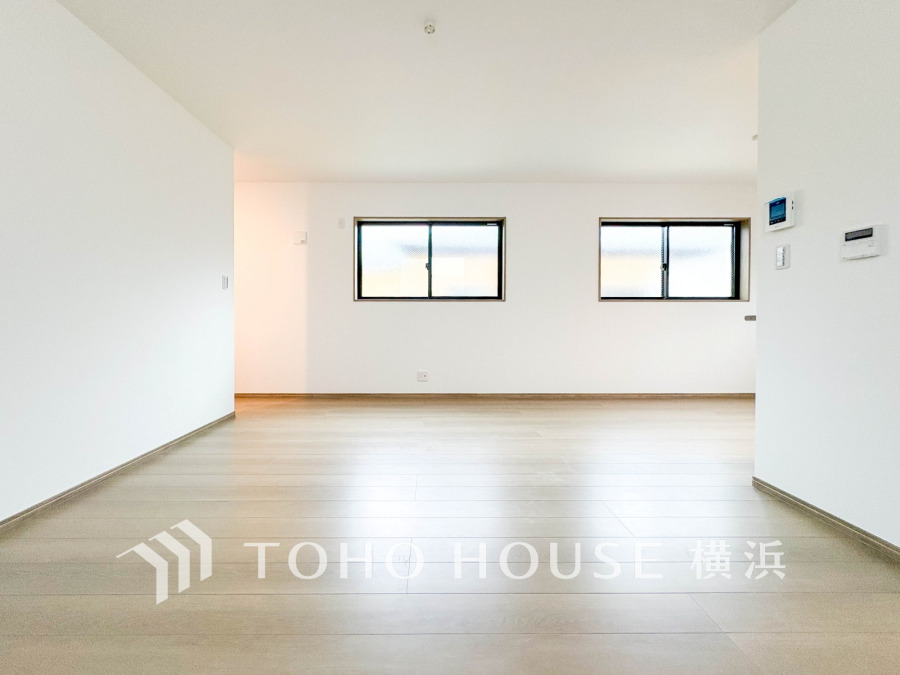 広々としたリビングダイニングは、シックでモダンな内装。落ち着いた雰囲気に包まれて、伸びやかな空間の中で、ゆったりと家族団らんのひとときを過ごせます。