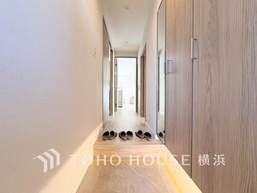 玄関は大容量のシューズ収納と姿見鏡で使い勝手も良好です。