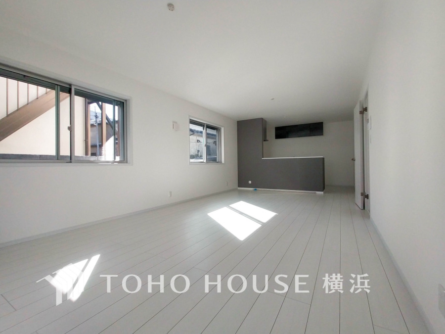 和やかで洗練された空間の演出。寛ぎとコミュニケーションを育む居心地のよい場所。やわらかな陽射しが降り注ぎ、室内に開放感と爽快感をもたらします。