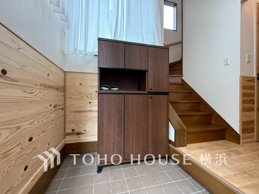 木の温もりを感じる玄関と廊下。居住者の帰り、訪れる方を優しく迎える・安らぎに満ちた生活空間を予感させる。健やかな暮らしを楽しめそう。