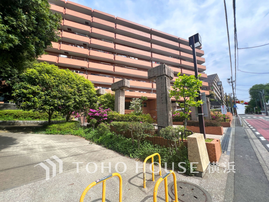 手入れの行き届いた緑豊かな植栽に囲まれた、充実の大規模マンションです。