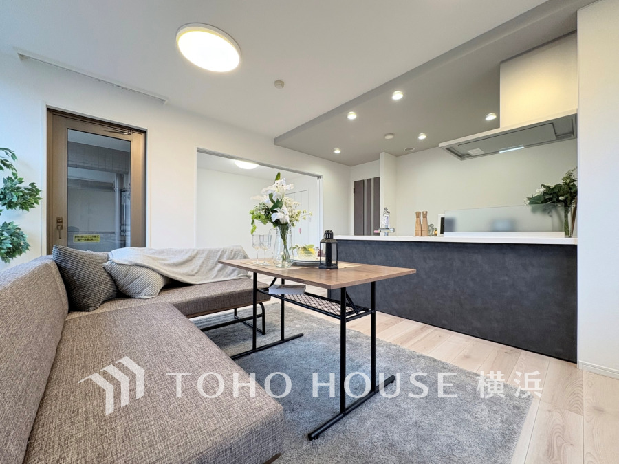 ここにはみんなが集い、食事と楽しい会話が始まる。話に夢中になりすぎて、ついつい時を忘れてしまう。そんな束の間の幸せを感じさせてくれる場所。