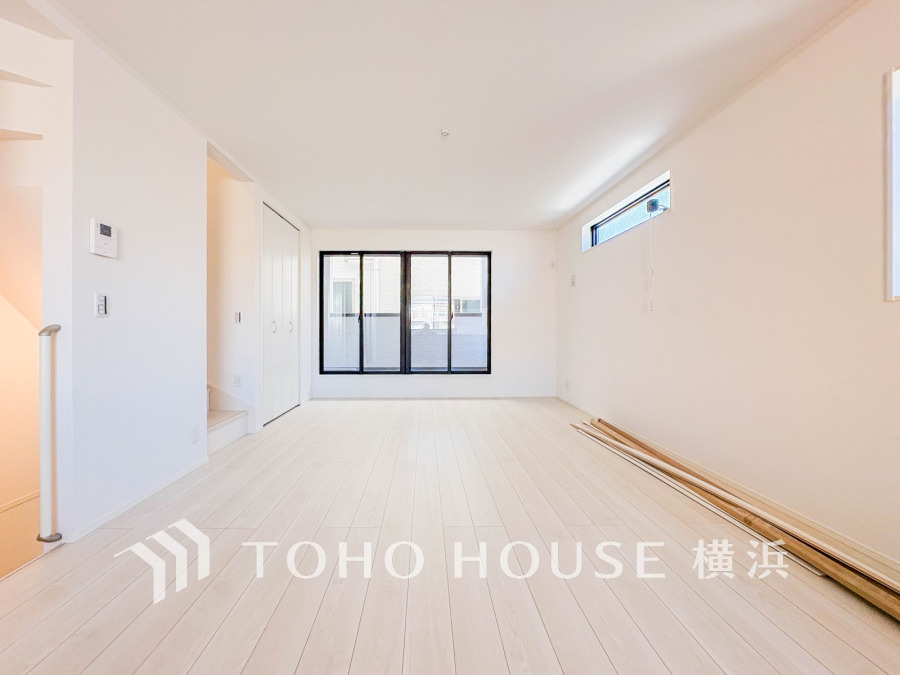 明るく開放的なリビングは大きな窓から自然光が差し込み、快適でゆったりとした空間を実現しています。