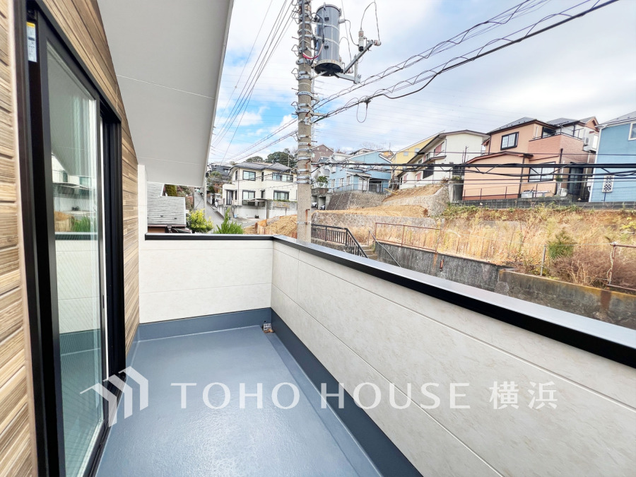 広々としたバルコニーは、心地よい風と日差しを感じられる寛ぎの空間です