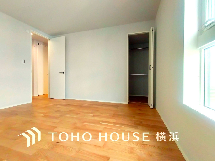 明るい自然光が差し込むシンプルで清潔感ある洋室。収納スペースも充実し使いやすい設計です。