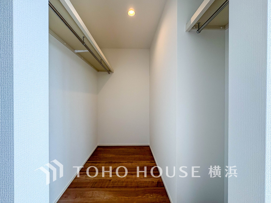 ひと目で収納物を確認できるウォークインクロゼットは、ゆとりの広さを備えた大型収納。数多くの衣類に加え、足元には引出しや衣装箱、シューズボックスなども収納することができます。