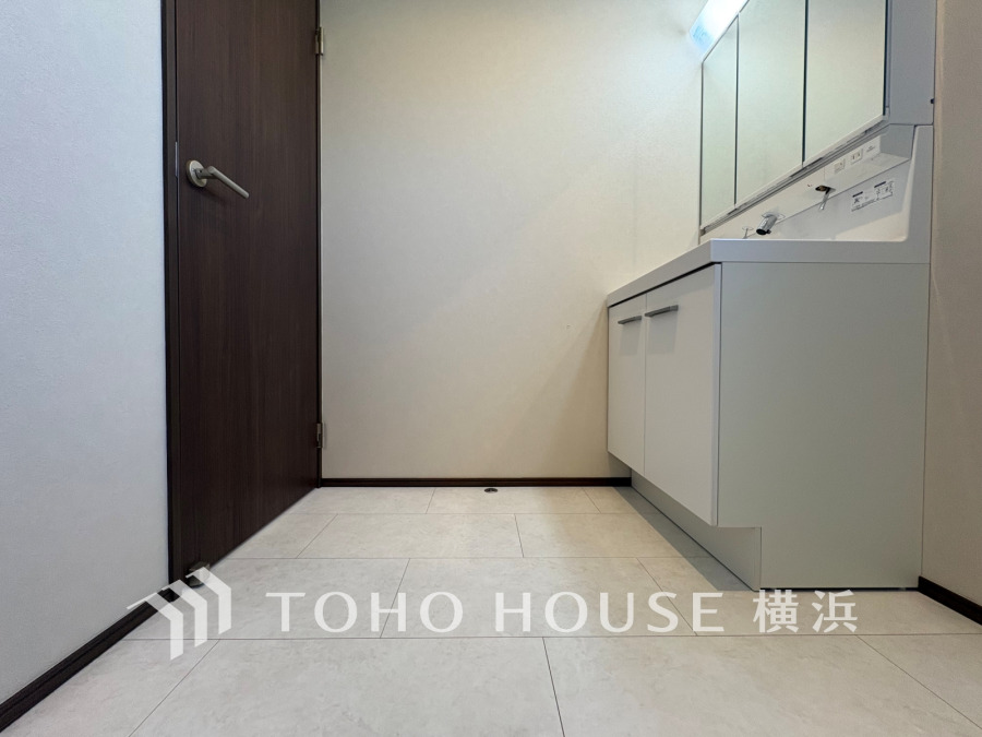 ゆったり落ち着いてお使い頂ける広さと収納を確保した洗面室。
