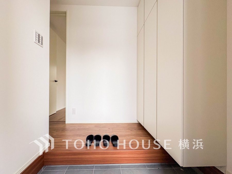 清潔感あふれる玄関は大容量のシューズ収納付きで、家族みんなの靴をすっきり整理できます。