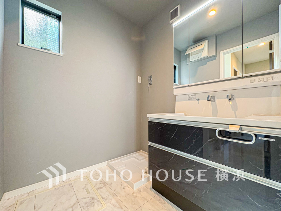 ゆったり落ち着いてお使い頂ける広さと収納を確保した洗面室。
