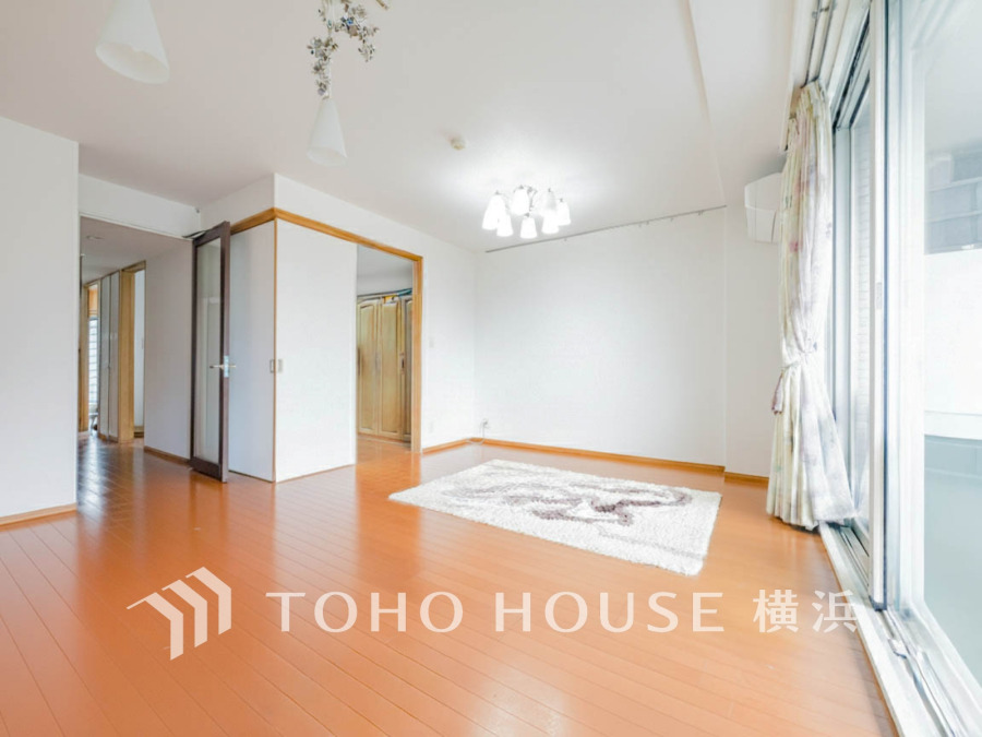 広々としたリビングダイニングは、シックでモダンな内装。落ち着いた雰囲気に包まれて、伸びやかな空間の中で、ゆったりと家族団らんのひとときを過ごせます。