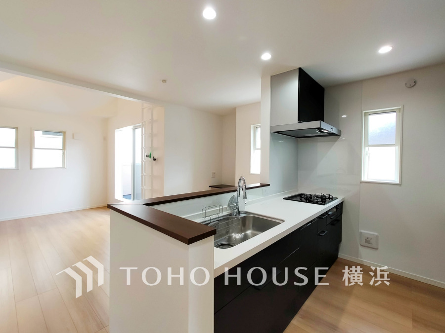 開放的な対面キッチンは、リビングで寛ぐご家族と会話をしながらお料理が出来ます。