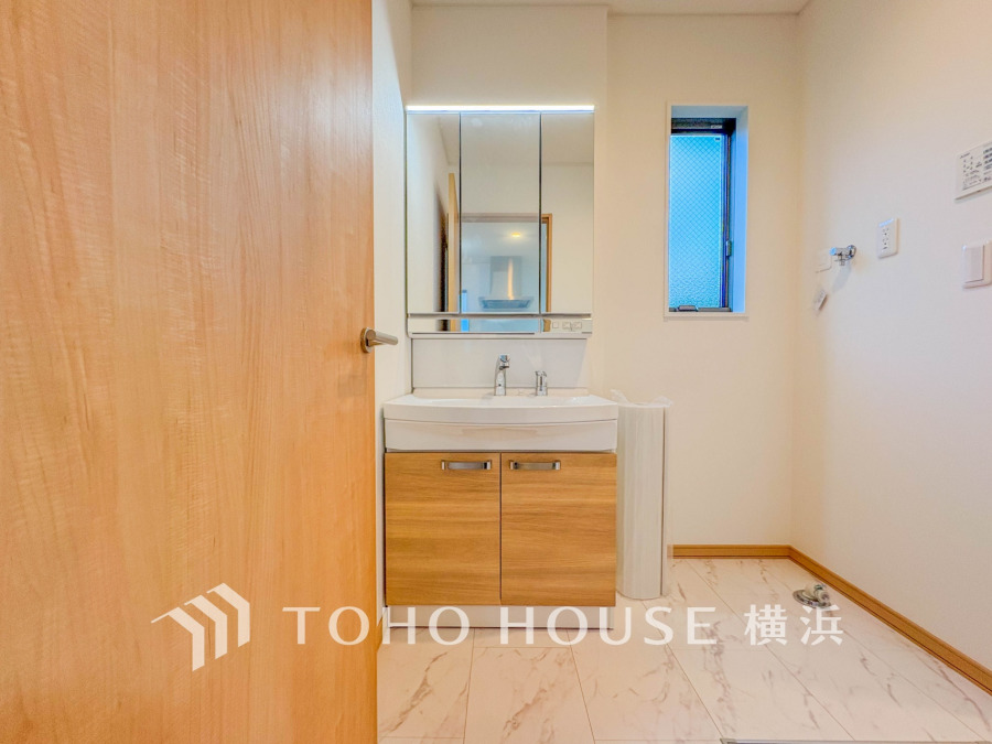 十分な大きさの洗面台は収納もさる事ながら、身だしなみチェックや歯磨きなど、朝の慌ただしい時間でもホテルライクなスペースで余裕とゆとりを感じて頂けます。