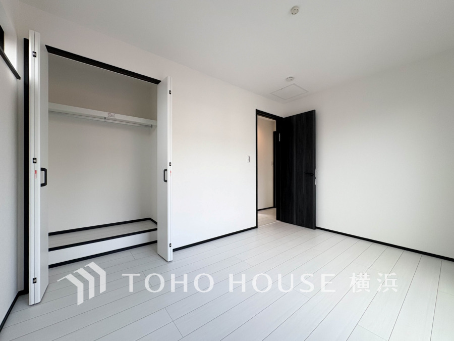 大きな窓からたっぷりと陽光が注がれる明るい空間。家族の成長に対応できる永住仕様の間取り。一日の疲れをいやしてくれる主寝室。時を忘れて過ごす場所として過ごせるお部屋