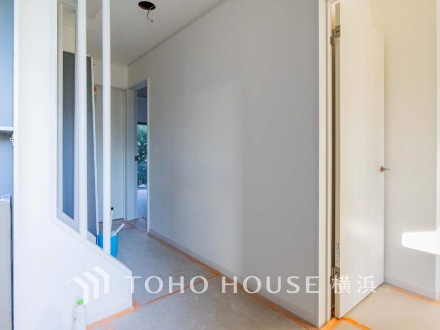 【2025年11月撮影】白を基調とした明るい玄関ホール。壁や床の仕上げが整い、これからの生活を彩る清潔感ある空間です。