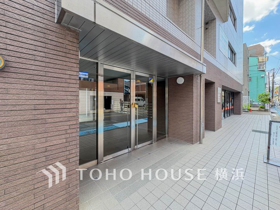 穏やかな風と陽光を導き、プライバシーに配慮された設計プランを採用し、居住性を一段と心地よいものにしています。周辺環境とのコラボレーションにより明るく開放的な空間を演出。（令和7年8月撮影）