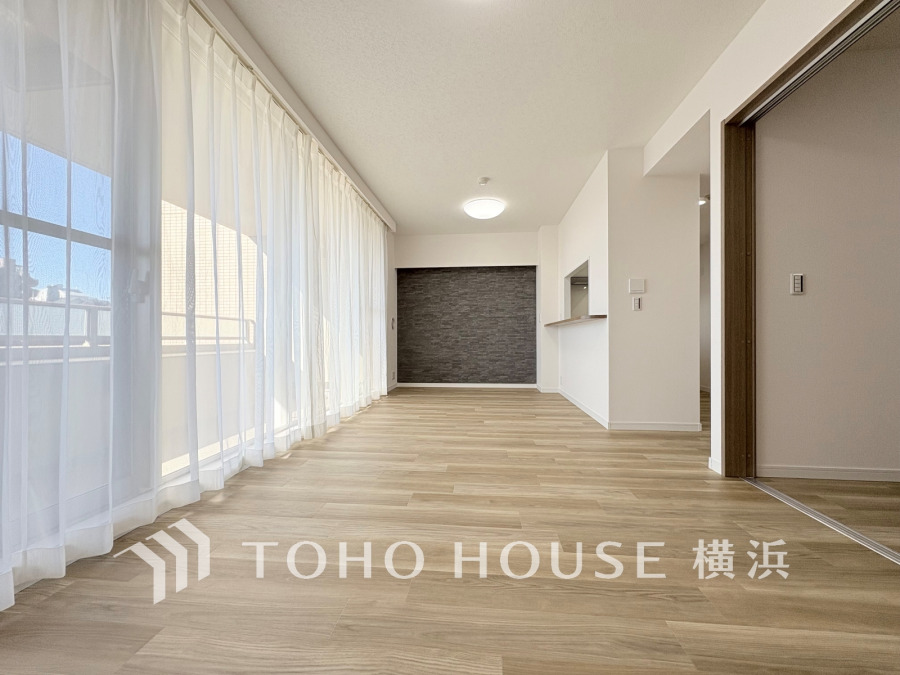 和やかで洗練された空間の演出。寛ぎとコミュニケーションを育む居心地のよい場所。やわらかな陽射しが降り注ぎ、室内に開放感と爽快感をもたらします。