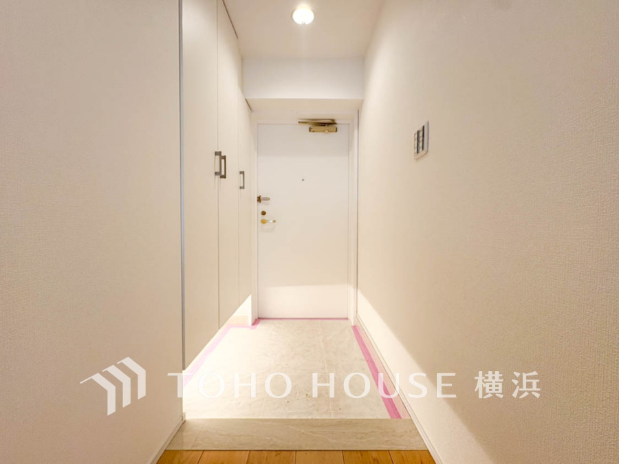 上質感漂う玄関と廊下。居住者の帰り、訪れる方を優しく迎える・安らぎに満ちた生活空間を予感させる。健やかな暮らしを楽しめることでしょう。