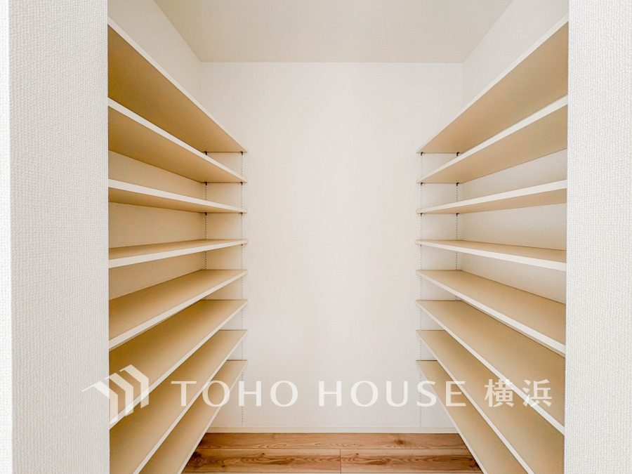 長期保存できる缶詰や調味料などの食品類の他、かさばるペーパーやラップ類をまとめて収納しておけます。キッチンまわりの掃除用具などを置くのにも便利ですね。