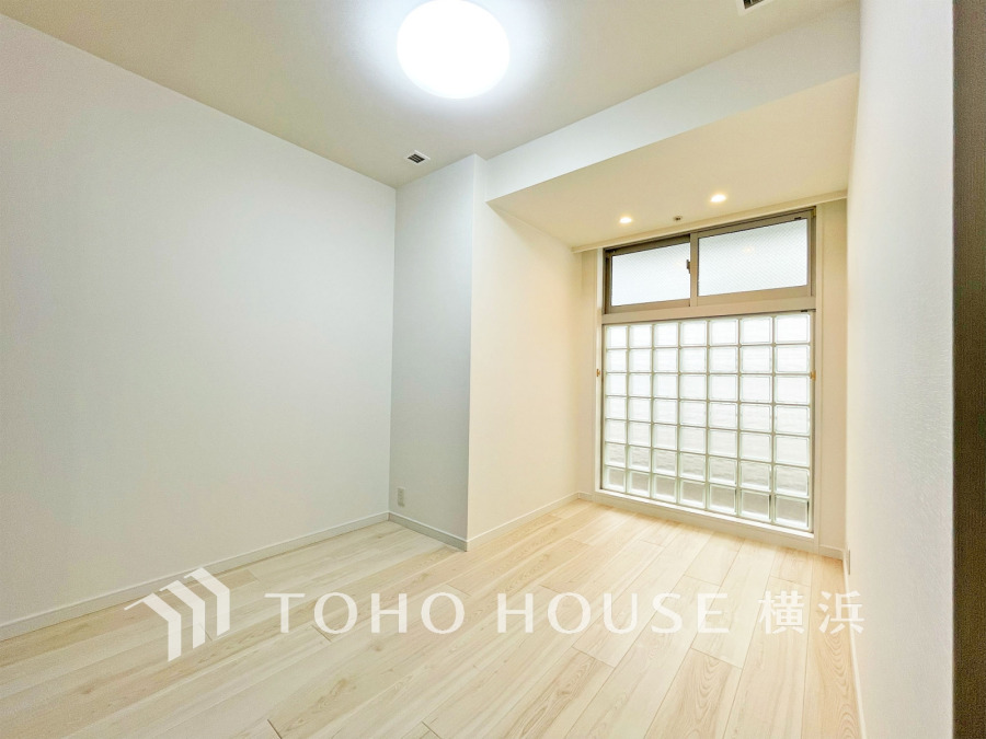 柔らかな光が差し込む6.1帖の洋室。自分時間を充実させながら心豊かなひとときを過ごすための大切な空間です。
