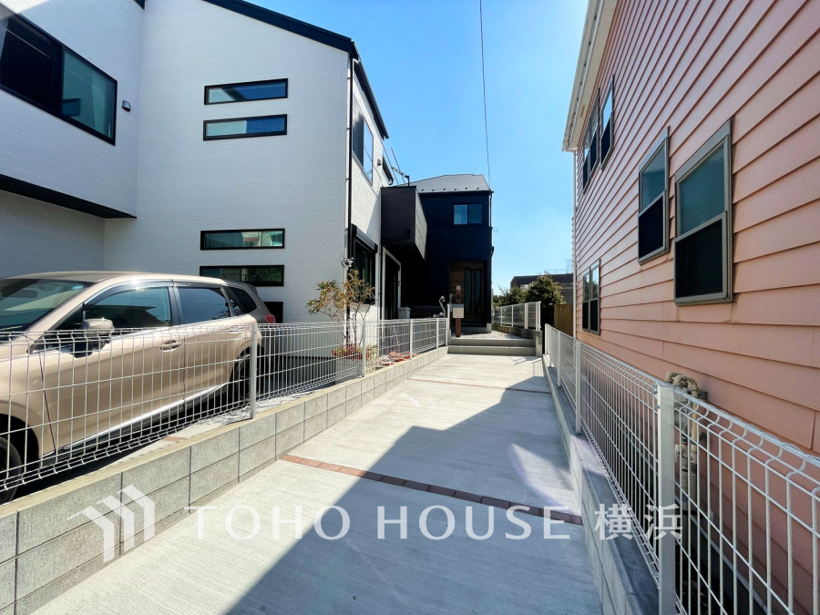 通りから一歩入った位置に建つお住まいなので、外からの視線が気になりにくく、プライバシーが保たれる印象です。