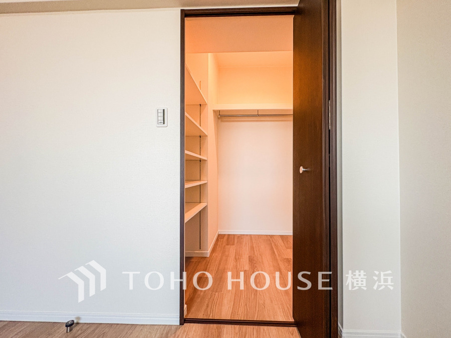 たっぷりとした収納スペース・ウォークインクローゼット。その収納力は是非ご自身の目でお確かめください。冬物のコートやスーツなど、大切なお洋服を皺なく収納できます。