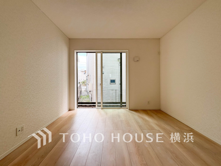 自然光が差し込む明るい空間。シンプルな内装でどんなインテリアも映える使いやすいリビングです。