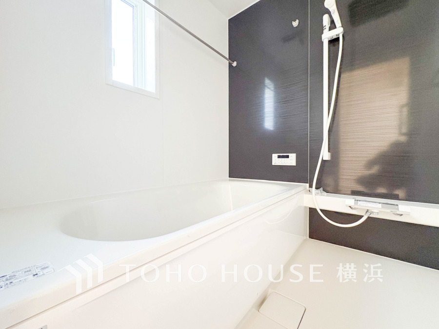 快適な使い心地とゆとりある空間が1日の疲れを解きほぐすバスルーム。空間も浴槽もゆったりのびのび使えるゆとり設計。広く感じるゆとり設計で快適なリラックスタイムを過ごせます。