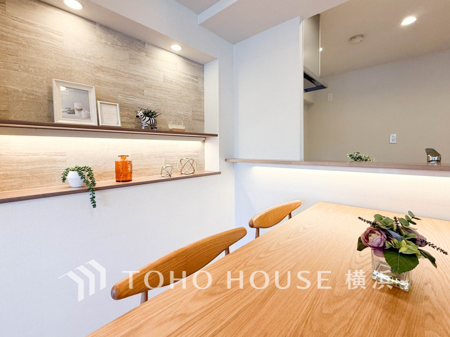 壁面に設けられた飾り棚。間接照明が落ち着いた雰囲気を演出し、くつろぎの空間を実現しています。