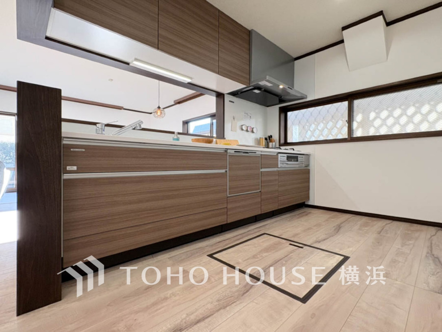 収納力と機能性を兼ね備えた、木目調の温もりあるキッチン。お子様と一緒にお菓子作りなど、家族の思い出を育む場所です。