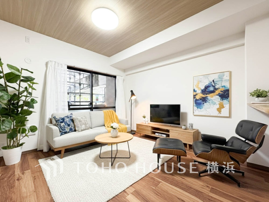 光と風が溢れる開放的なリビングダイニングには自然と家族みんなが集まってきます。明るく穏やかな空気の中で飲んだり、食べたり、笑ったり。（家具はAI加工です）