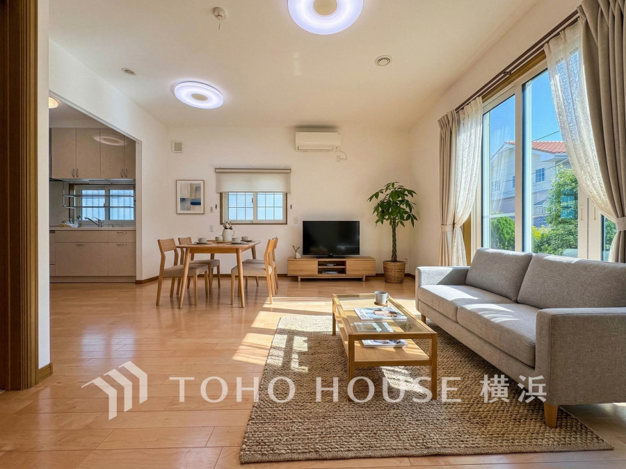 上質な時間を育む暮らしのメインステージ。寛ぎとコミュニケーションを育む居心地のよい場所。（家具・装飾品はAI加工です）