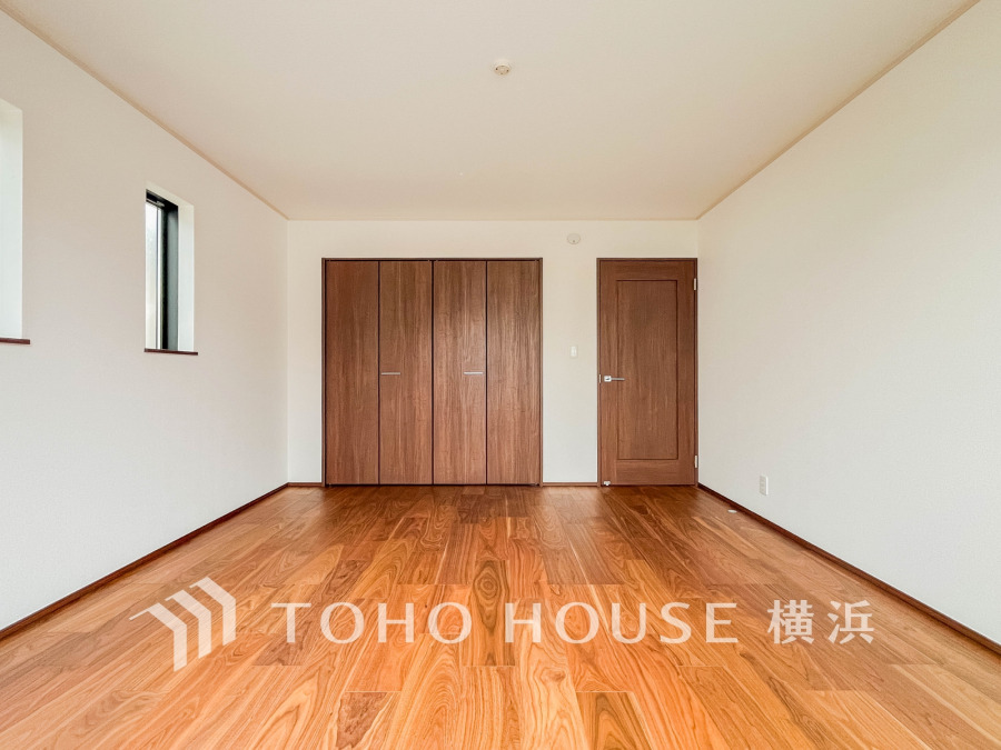 穏やかな風と陽光を導き、プライバシーに配慮された設計プランを採用し、居住性を一段と心地よいものにしています。明るく開放的な空間を演出しております。