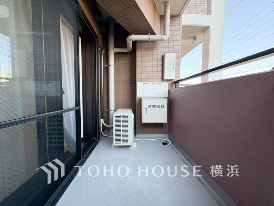 暮らしの中で光と風を演出してくれるバルコニー、見事なまでの開放的な空間を演出しながら、プライベート性も確保された空間は我が家の自慢。