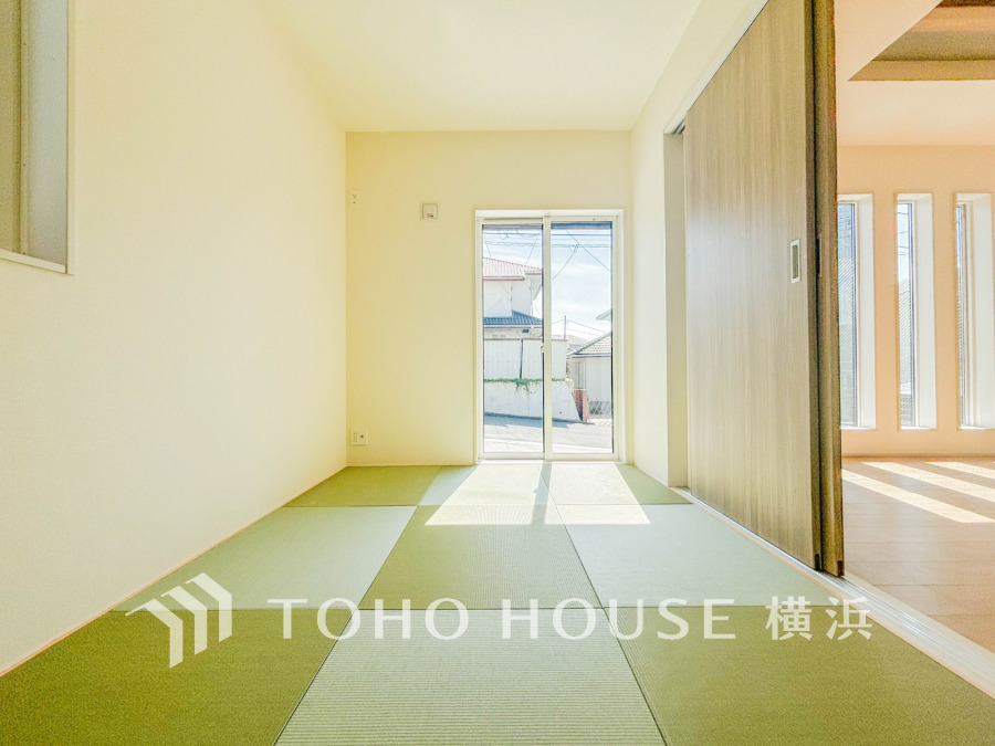 リビングに隣接するモダンな和室は足を伸ばしてゆっくりとくつろげる癒しの空間です。
