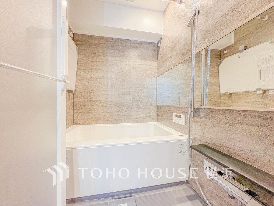 1日の疲れを取り心身を癒すことができる住まいの中のリラクゼーション空間、バスルーム。心からゆったりと寛いでいただけるよう、あたたかみのある色合いで仕上げています。