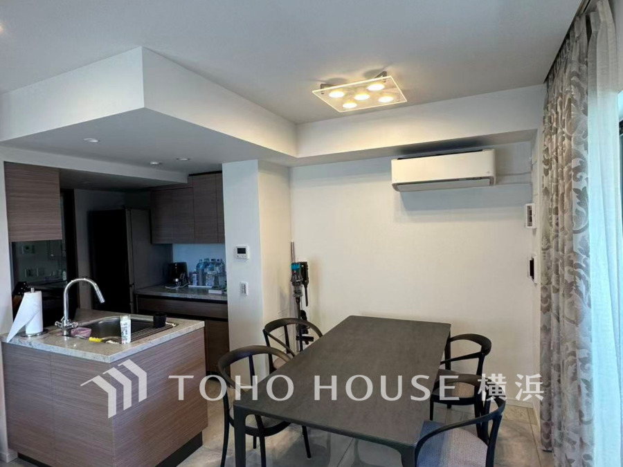 明るく開放的な空間が広がるLDK。室内には豊かな陽光が注ぎ込み、爽やかな住空間を演出。ホームパーティーでもゲストと一緒に料理を楽しみながら楽しい時間を過ごせそう。