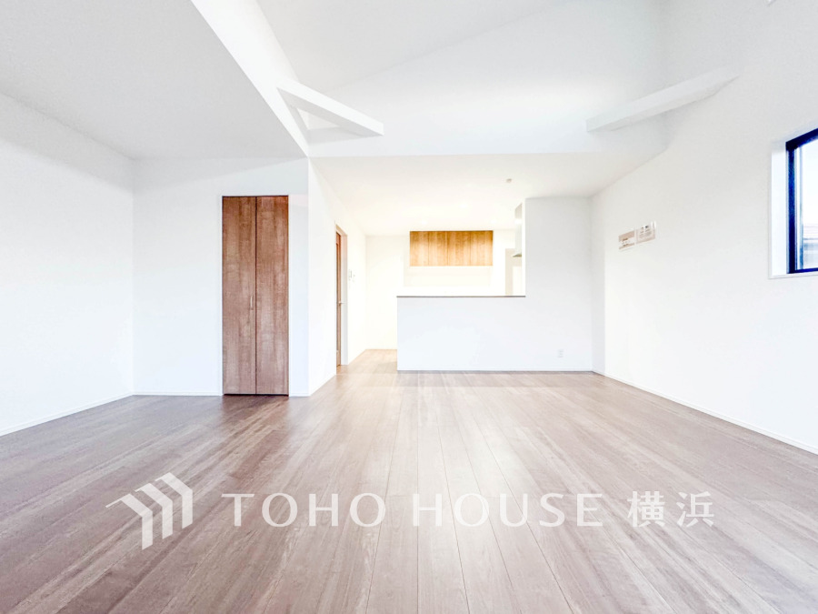 広々としたリビングダイニングは、シックでモダンな内装。落ち着いた雰囲気に包まれて、伸びやかな空間の中で、ゆったりと家族団らんのひとときを過ごせます。