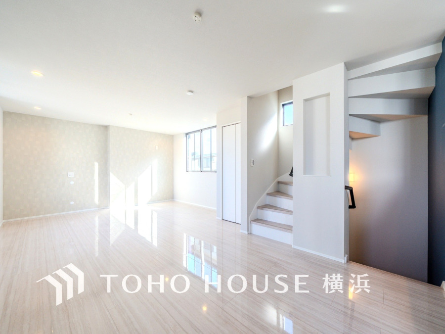 光と風が溢れる開放的なLDKには、自然と家族みんなが集まってきます。明るく穏やかな空気が流れるこの場所は、豊かな寛ぎと笑顔の団欒をいつも優しく守ってくれることでしょう。