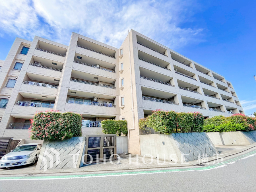 陽射しを受けて輝く時間、街灯に照らし出される夕暮れ時。様々なシーンで違った魅力的な表情を見せてくれます。住まう方のプライドを満たすクオリティを備えています。