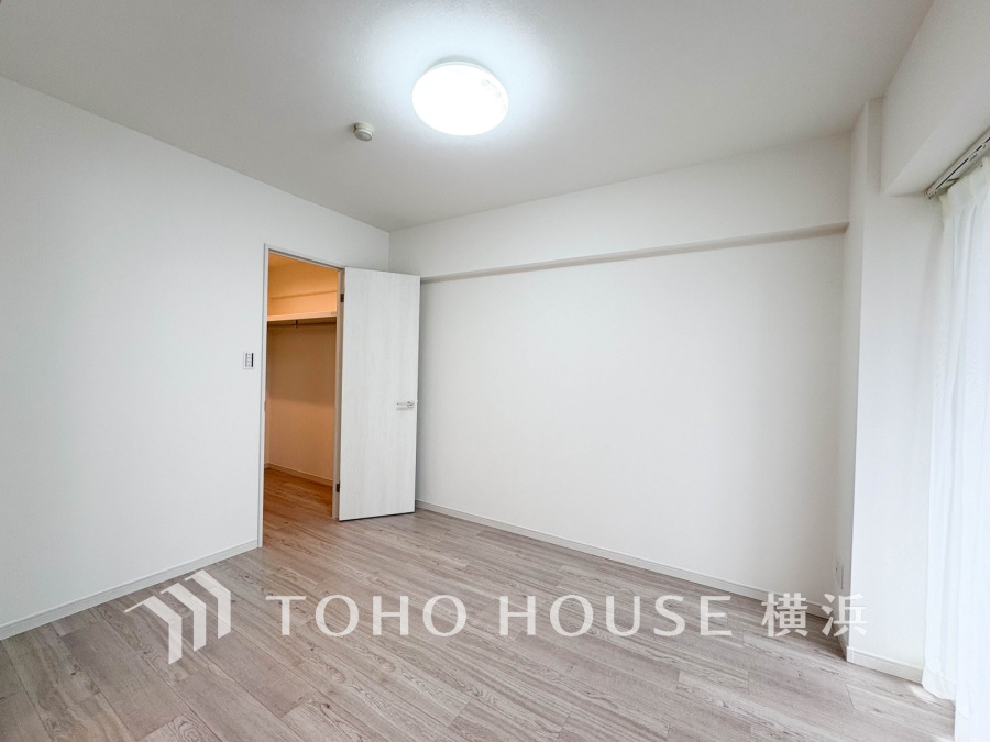 バルコニーに面した明るい洋室。穏やかな陽射しが、ゆったりとした寛ぎの時間を包みます。
