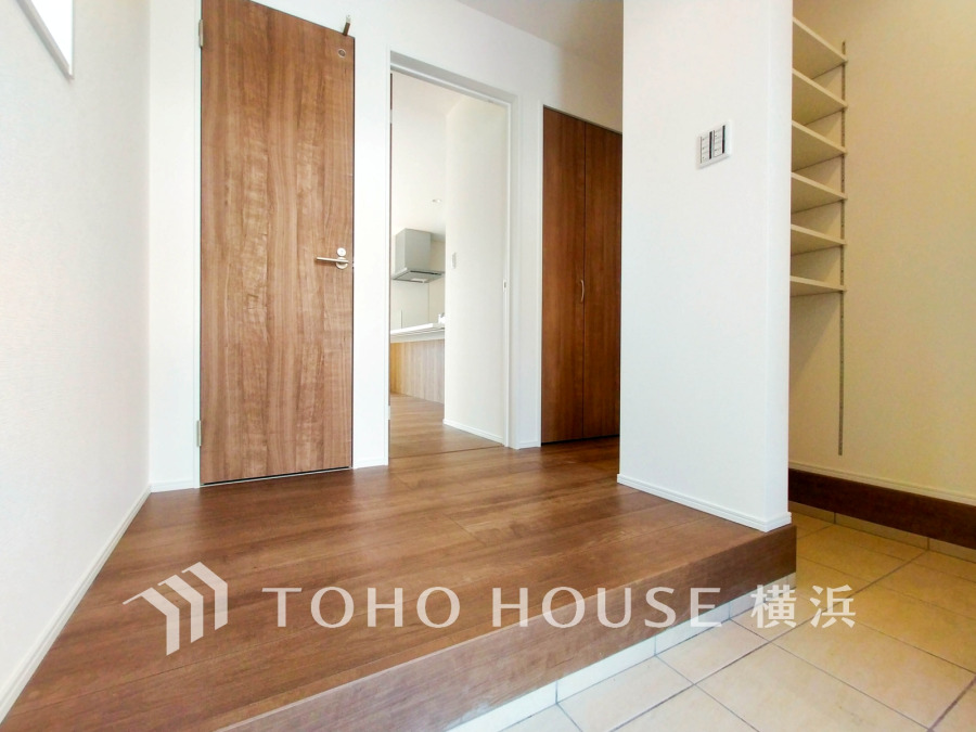 収納力の豊富なシューズインクローゼットを設置したゆとりある玄関ホールです。